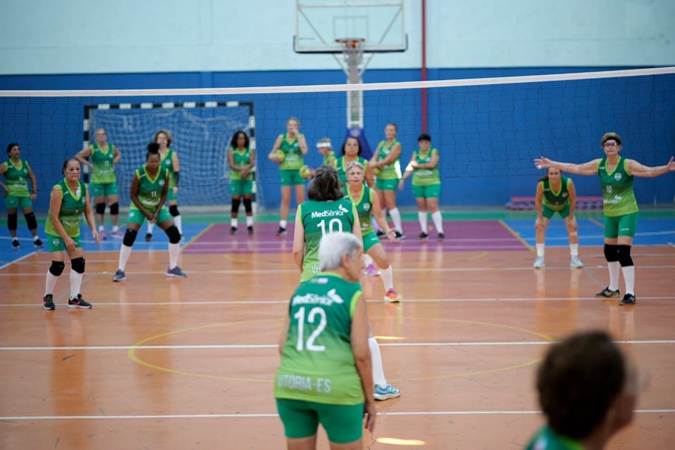 Idosas do Espírito Santo disputam torneio internacional de vôlei adaptado
